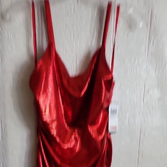 Elegant Red Draped Dress - Picture 4 of 10